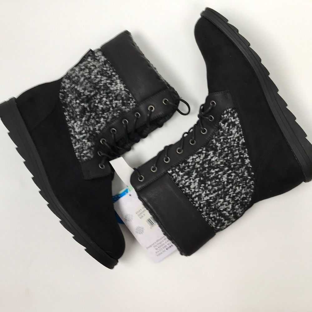 Winter boots size 9. Black and white lace up